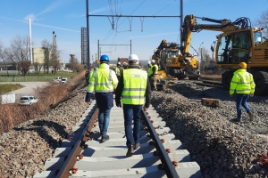 Les premières traverses vertes composées 100% en béton de soufre installées à Puurs : une révolution écologique pour le rail belge et européen  